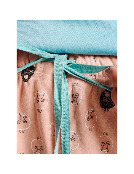 pijama con lazo en el pantalón modelo necesito un café de muydemi