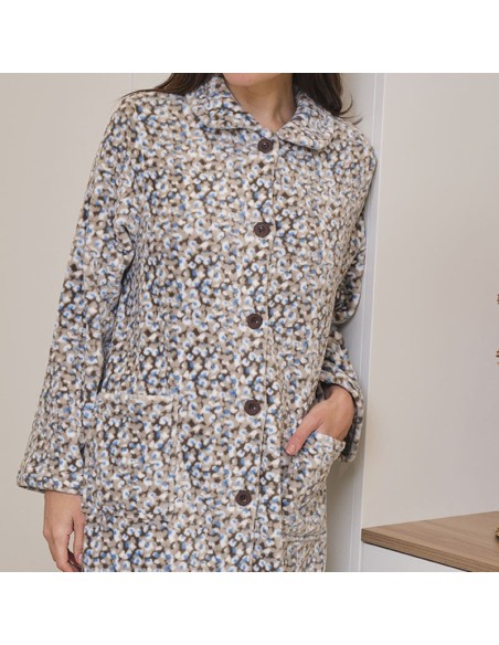 bata de mujer abotonada modelo Rafaela de muslher