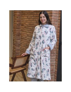 Bata de mujer abotonada en coralina modelo flor de arándano en celeste de muslher