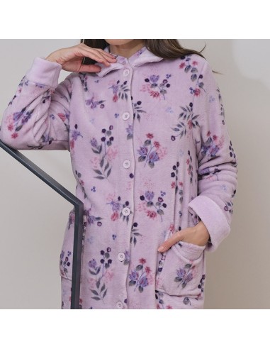 bata en suave coralina de muslher modelo flor de arándano