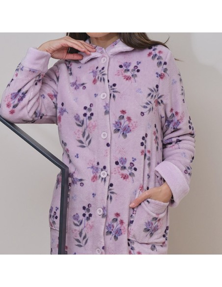 bata en suave coralina de muslher modelo flor de arándano