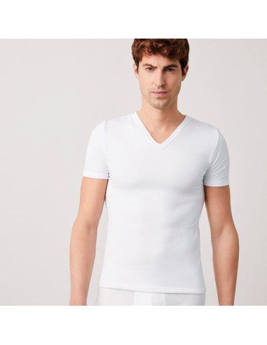 camiseta térmica en manga corta y cuello de pico para hombre en blanco de ysabel mora