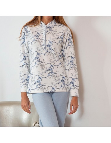 pijama de mujer para invierno muslher en punto milano modelo ramillete en celeste