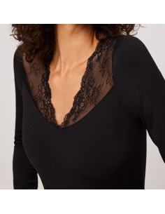 camiseta interior para mujer con pelo interior y encaje en pico negra ysabel mora