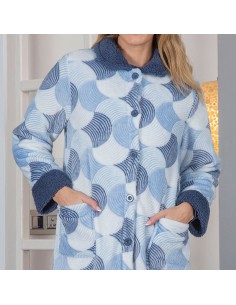 bata de mujer larga con botones en cálida coralina de muslher modelo ovillo 2