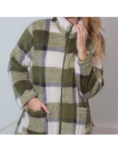bata de mujer corta en sherpa modelo cuadros verdes de muslher 2