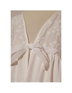 bata de comunión para niña en algodón y parte de arriba bordada y con lazo modelo Celia de rapife 2